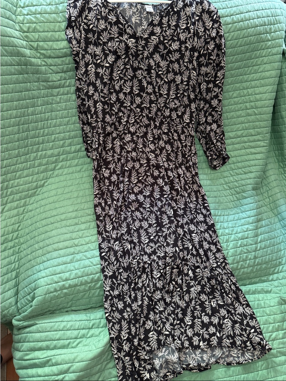Old Navy Black and White Floral Maxi Dress - Picture 4 of 5